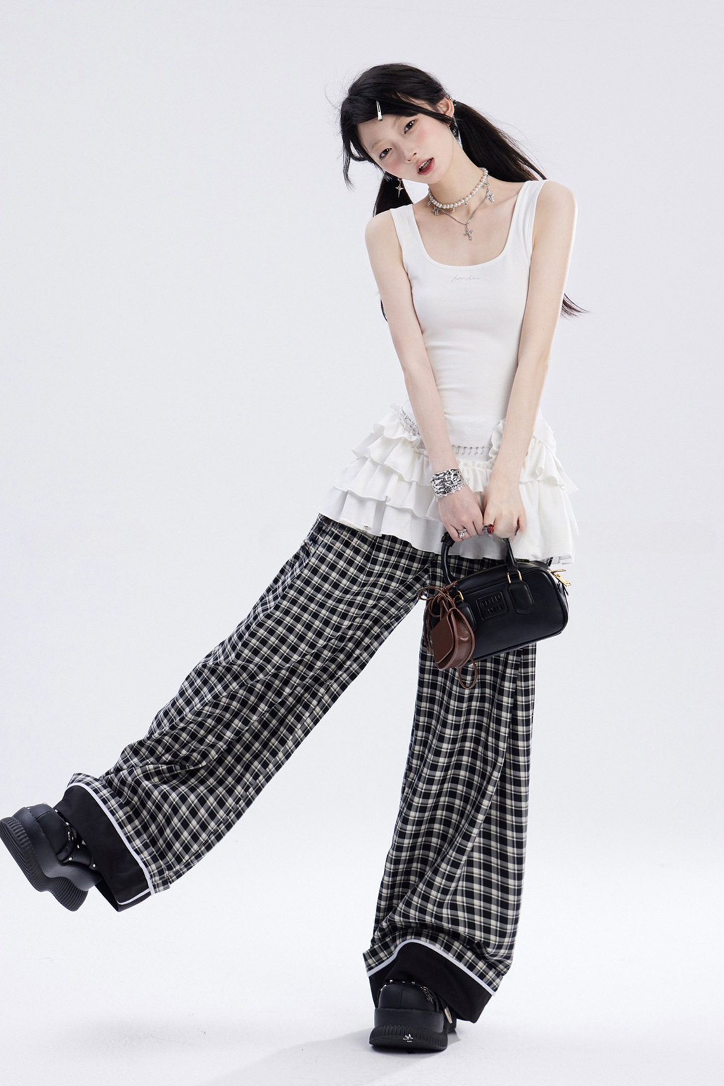 レッグチェックとブラックパンツ ホワイトワイド