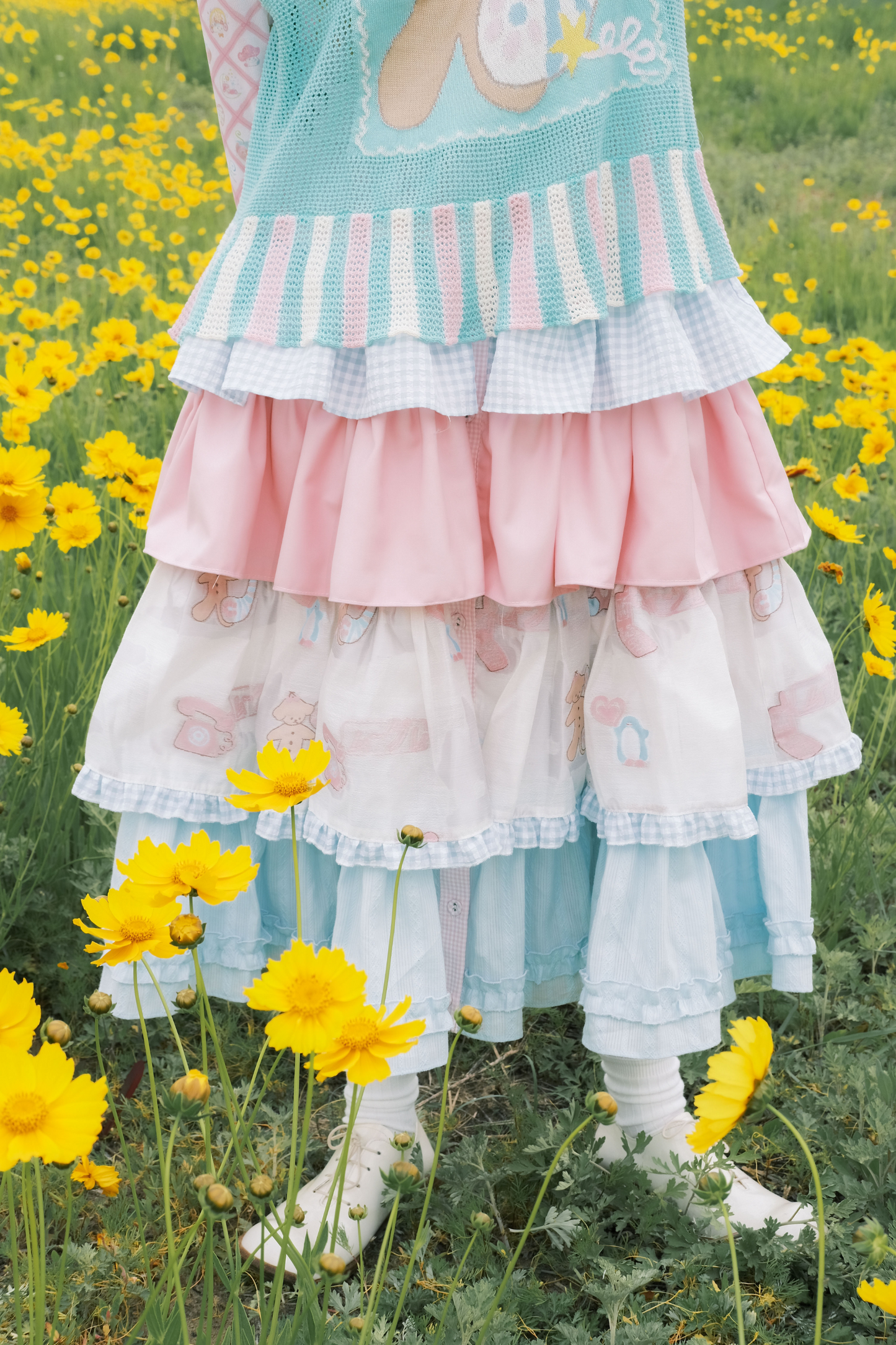 カラフルに揺れるフリルタワースカート