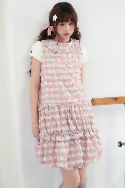 Süßes Kleid mit Rüschen und farbigen Ärmeln