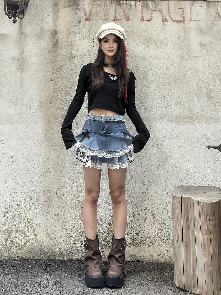 Stufenrock, blaues Kreuz und Skelett-Applikationen, Spitzenbesatz, glamourös