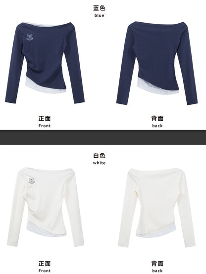 Marineblaues Top mit asymmetrischem Ausschnitt und Spitzenakzenten