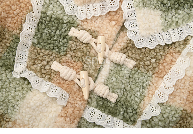 Grüner karierter Fleecemantel mit Polokragen und Spitzenbesatz