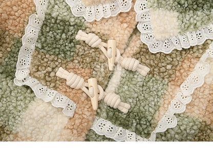 Grüner karierter Fleecemantel mit Polokragen und Spitzenbesatz