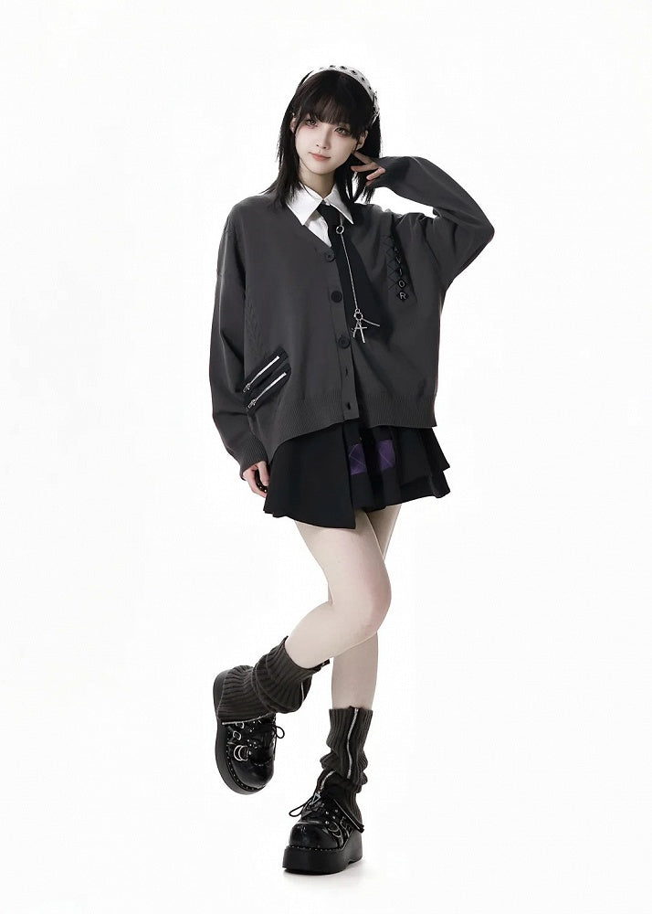 グレーのVネック、ジッパーディテール、春ニットカーディガン