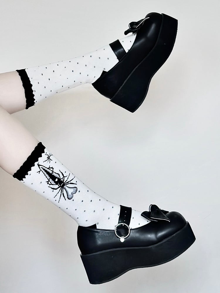 Lolita-Socken mit gepunktetem Schwert und schwarzem Muster und Spinnenmuster