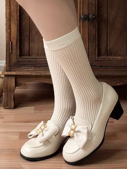 ベージュの装飾されたクマのリボンが付いたトップローファー