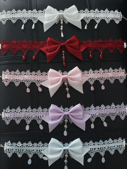 Spitzenhalsband mit Perlenanhänger und Schleife