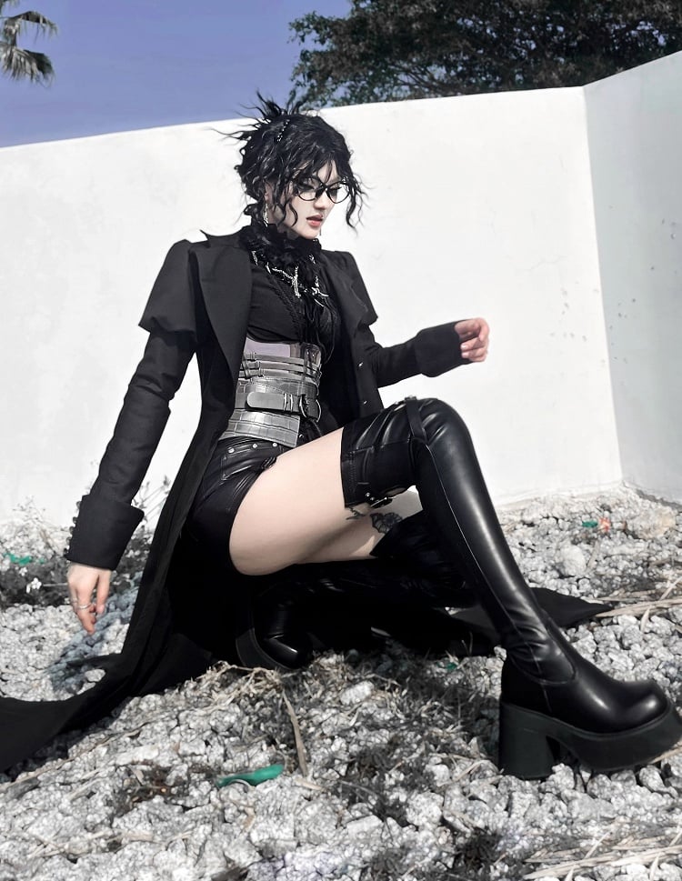 Mattschwarze Gothic Overknee-Stiefel in Herzform mit Cut-Out-Detail