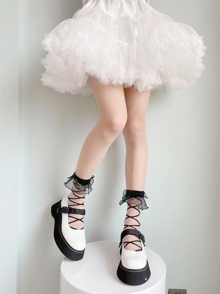 Weiß/schwarze Lolita-Söckchen aus Organza mit Rüschenbündchen und überkreuzten Bändern