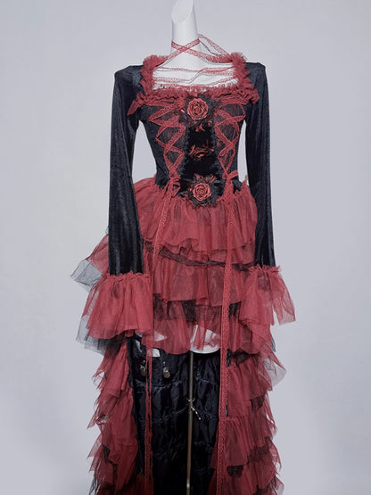 ゴシックな黒と赤のレース裾のティアードハイロースカート