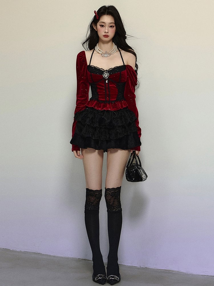 Mit roten Strasssteinen verziertes Neckholder-Top aus schimmerndem Samt