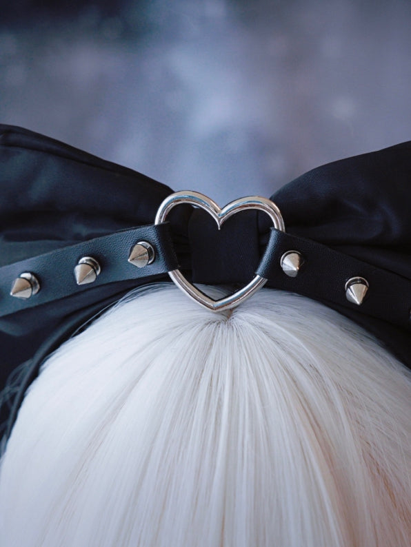 Design Studs With Buckle Heart Black KC