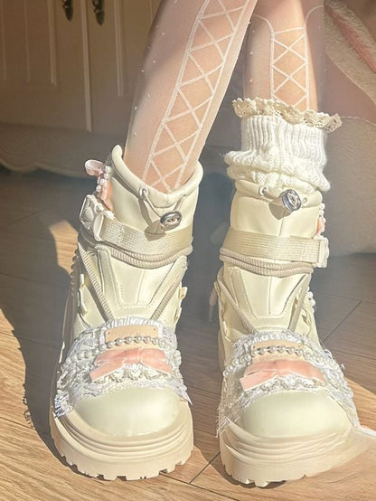 ベージュのリボンとレースのビーズチェーンのアンクルブーツ