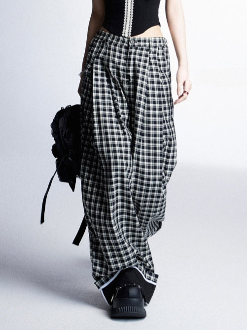 Schwarz-weiß karierte Hose mit niedriger Taille und geradem Bein