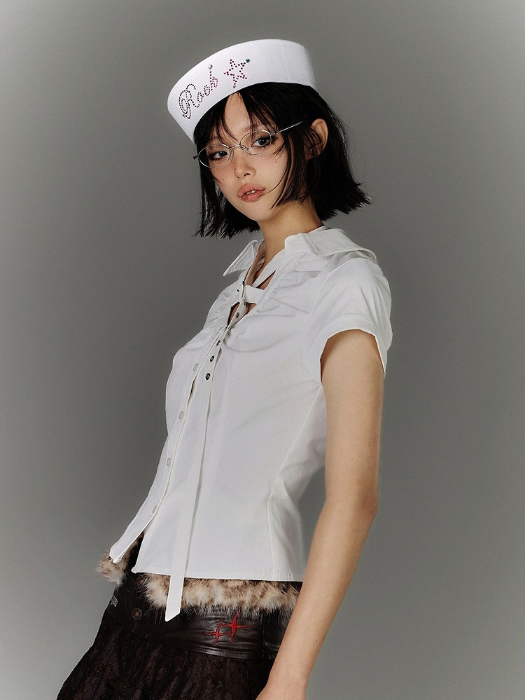バックホワイトバックルY2Kストラップネックラインバタフライカットアウトディテールシャツ