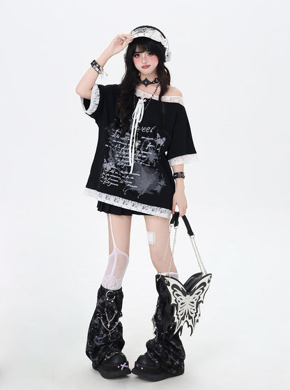 ブラック/ホワイトのグラフィックTシャツ、裾のパッチ、アシンメトリーなレースアップネックライン、レース