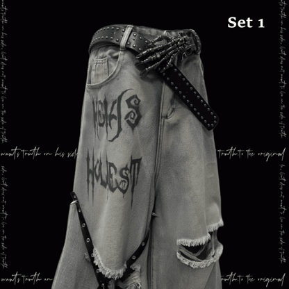 Blaue Punk-Jeans mit überkreuzten Trägern und Löchern im Distressed-Look im Y2K-Stil