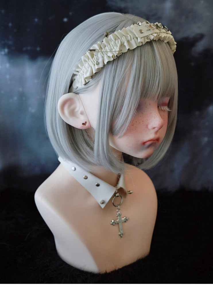 Weiße handgefertigte sternförmige Ohrstecker mit Rüschen KC