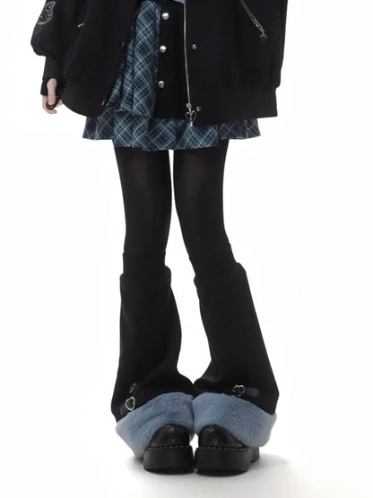 ブルー＆ブラックのプラッシュトリムレッグウォーマー（バックル付き）