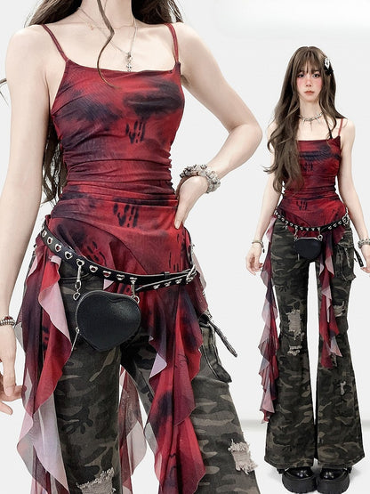 ワイン色のカスケーディングレッドのフリル裾のダイタイキャミデザイントップス、アシンメトリーなアクセント