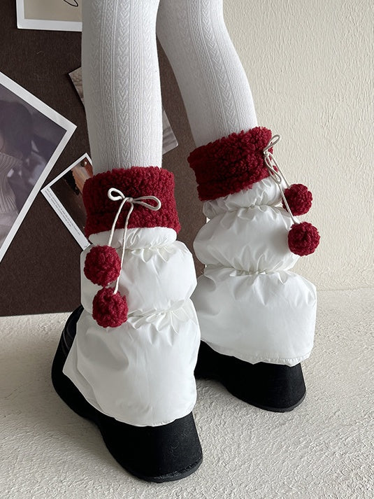 Weiße süße Beinwärmer mit Schleife und Pompons