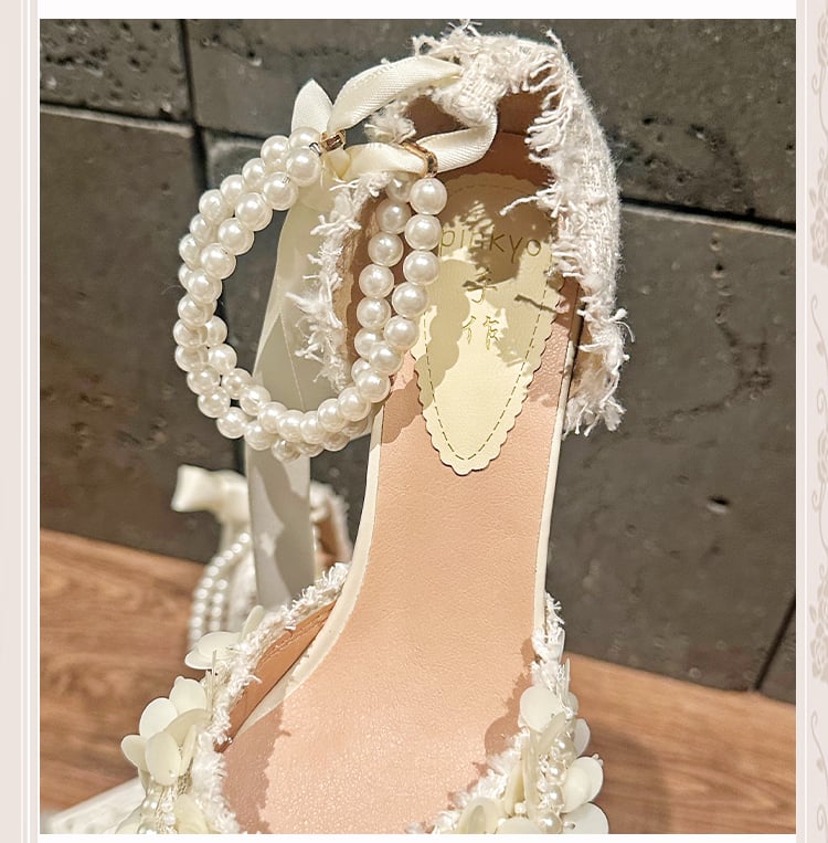 ベージュのポインテッドトゥ、花柄ハイヒール（ビーズチェーン付き）