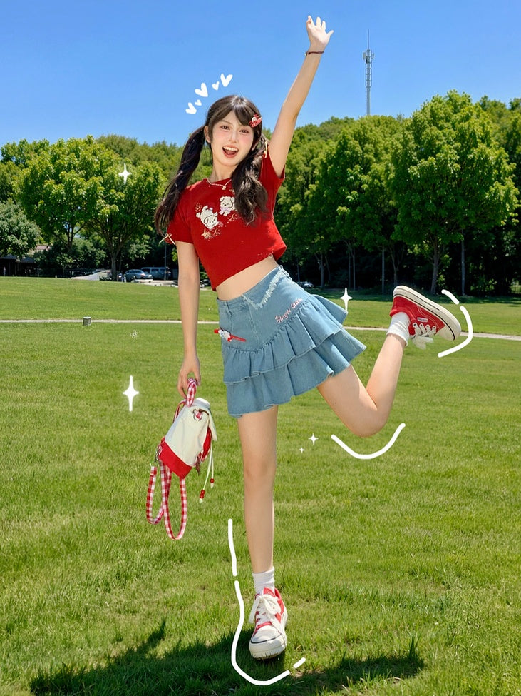 赤いラウンドネックの愛らしい子犬の刺繍入りクロップドTシャツ