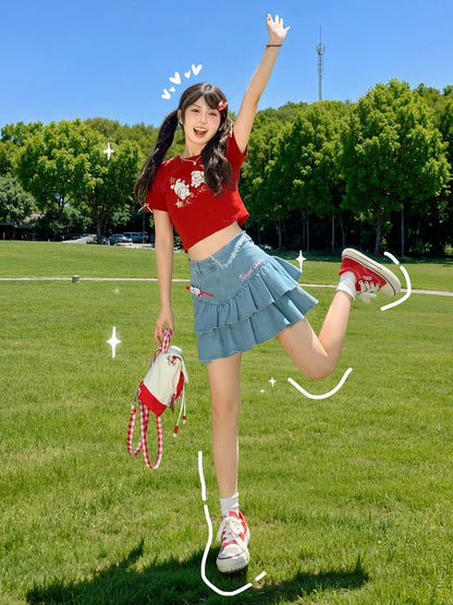 赤いラウンドネックの愛らしい子犬の刺繍入りクロップドTシャツ