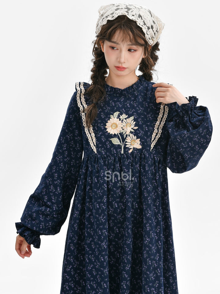 Dunkelblaues Mori Kei Blumenkleid mit Rüschenausschnitt und Blumenmuster