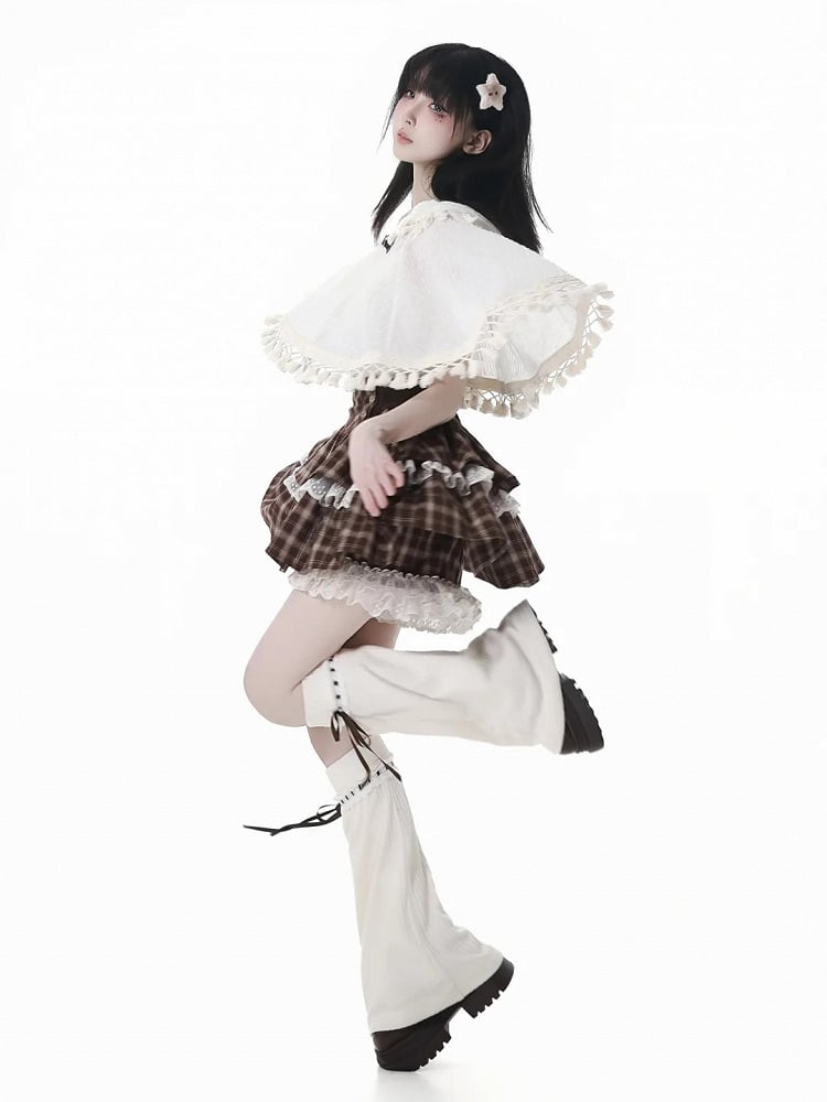 ベージュのボヘミアンタッセルヘムジップアップケープとキャミトップセット