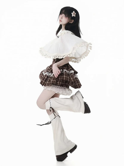 ベージュのボヘミアンタッセルヘムジップアップケープとキャミトップセット