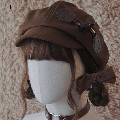 茶色のベレー帽、装飾ボタン付き帽子