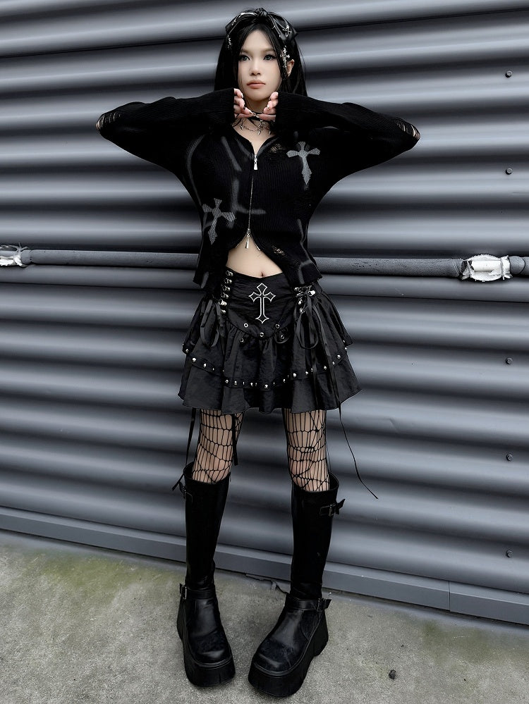Gothic Punk Rock mit schwarzem Kreuz und Nieten-Akzenten und Schnürdetail