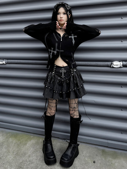 Gothic Punk Rock mit schwarzem Kreuz und Nieten-Akzenten und Schnürdetail