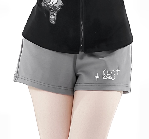 Weiße Shorts mit Knochenstickerei und Streifen in Schwarz/Grau/Schwarz