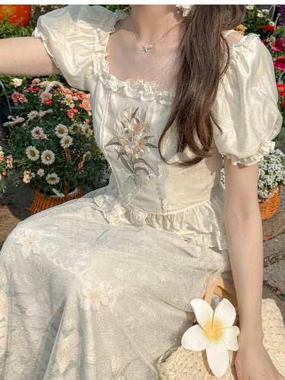 フリルネックライン、パフスリーブ、ユリの刺繍、レーストリム、スクエアブラウス、ベージュ