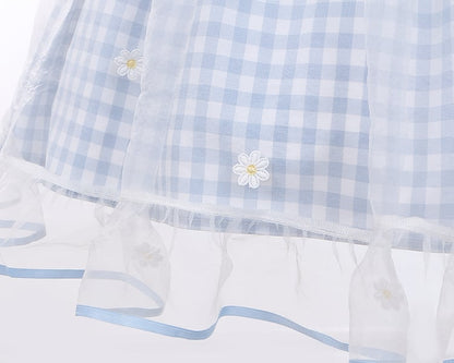 Hellblauer Matrosenkragen, weiße Gänseblümchen, kariertes süßes Kleid mit Schleifendetails