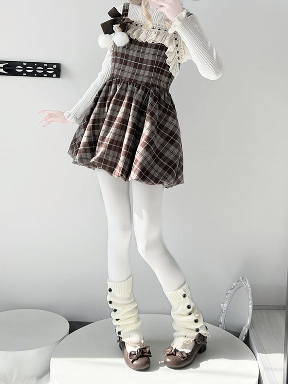 Set aus braun kariertem Bubble-Kleid mit Rüschenbesatz und weißem Oberteil