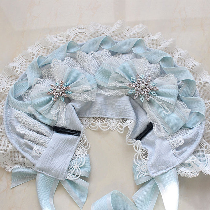 ブルーの蝶結びのディテール、ビーズの雪飾り、レースのトリム、ボンネット