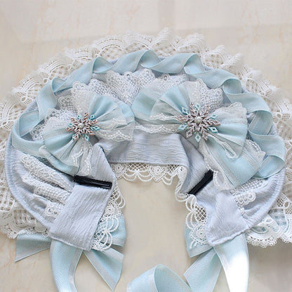 ブルーの蝶結びのディテール、ビーズの雪飾り、レースのトリム、ボンネット