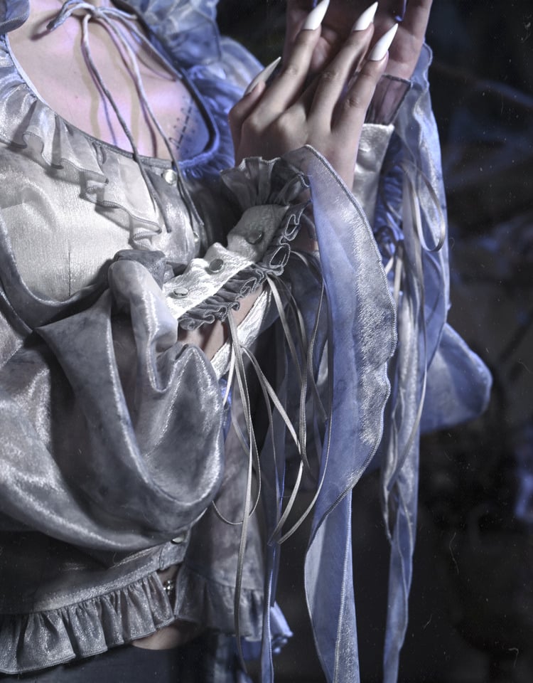 Corpse Bride – Chiffon-Hemd mit Rüschen und hohem Kragen in staubblauer Batikoptik