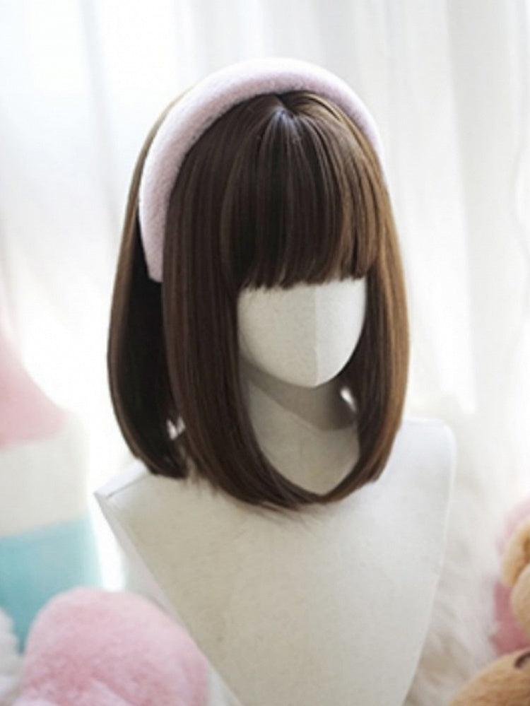 Dunkelbraune, schulterlange, glatte Perücke im Bob-Schnitt mit vollem Pony