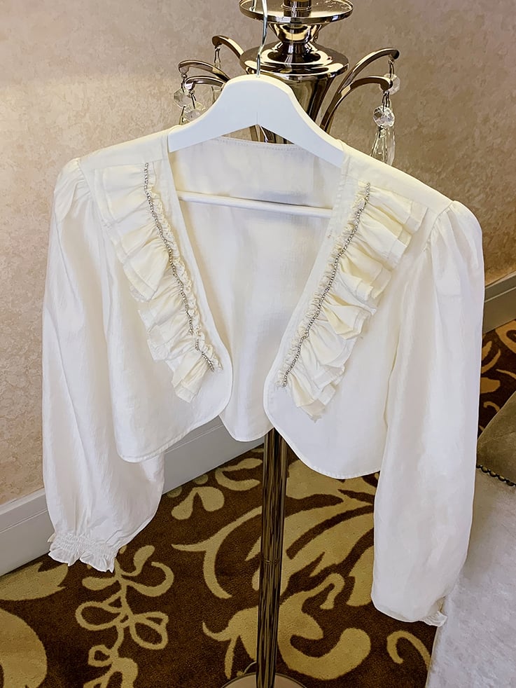 プラスサイズ アプリコット フリルトリム オープンプラケット ラインストーン装飾トップス