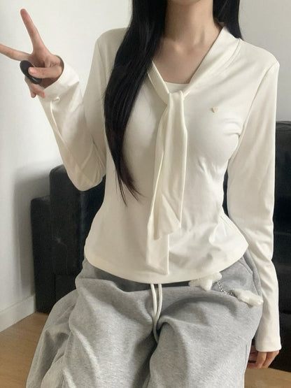 Haut long blanc/gris à nouer au col avec manches et taille cintrée