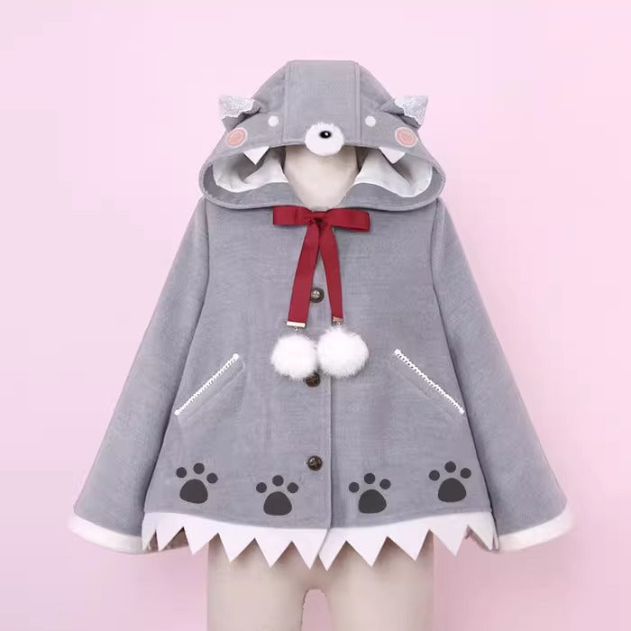 Grauer Wollumhang mit Wolfsohren und Pfotenmuster und zahnförmigem Saum