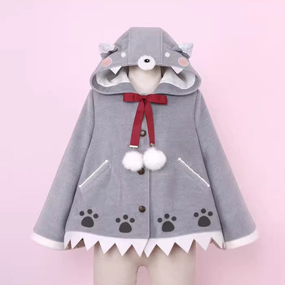 Grauer Wollumhang mit Wolfsohren und Pfotenmuster und zahnförmigem Saum