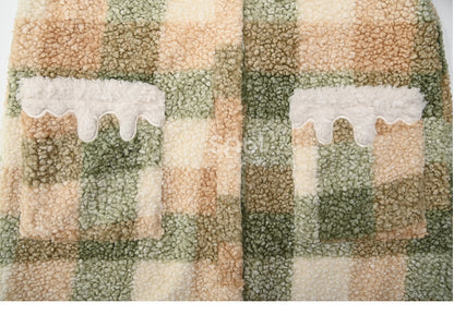 Grüner karierter Fleecemantel mit Polokragen und Spitzenbesatz