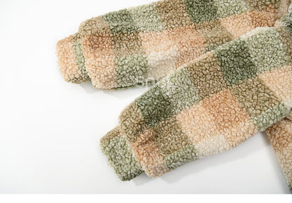 Grüner karierter Fleecemantel mit Polokragen und Spitzenbesatz