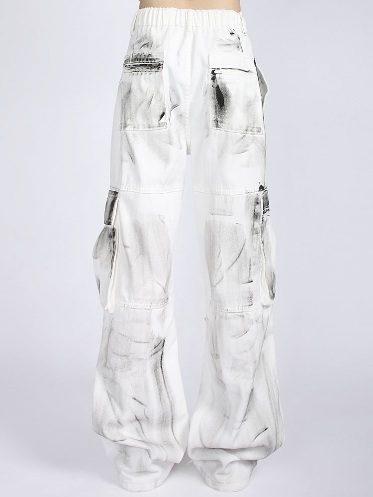Vintage-Cargojeans in Weiß mit Farbspritzern und Batikmuster, lockere Passform, mit Kordelzug in der Taille