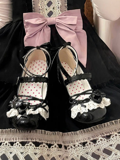 Jane Lolita mit Spitzenbesatz und Fersenschnallen, mittelhoher Schleife, Mary Sweet Heels, schwarzes Oberteil – Herz